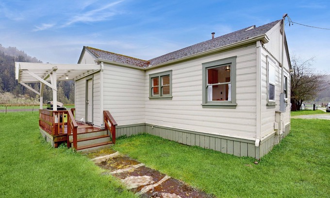 Orick House | Vintage farmhouse on cattle ranch - 360-degree Redwood Valley views & game room
