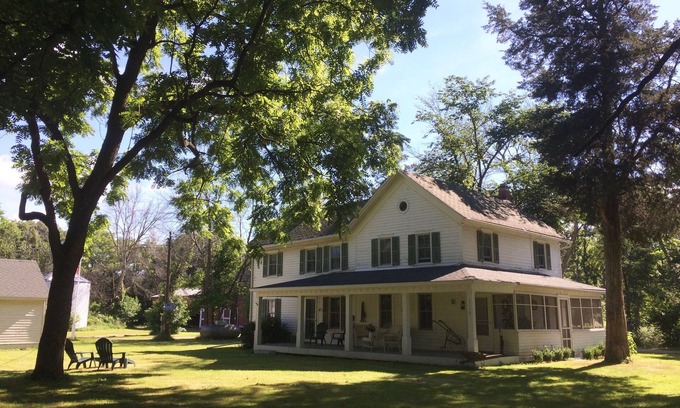 Ottawa Other | Vintage farmhouse on Fox River reserve - near Starved Rock, canoeing, skydiving.