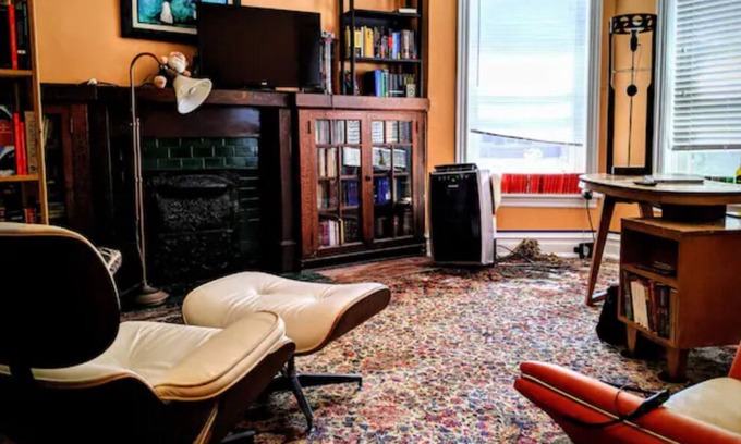 Woodlawn House | Vintage Hyde Park 2BR UChicago Med Cozy