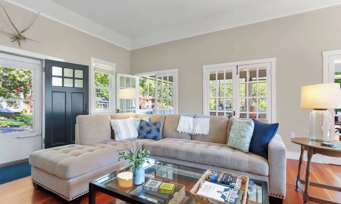 Williams Bay House | Vintage Lake House One Block From Lake Geneva nSunny home with lovely view