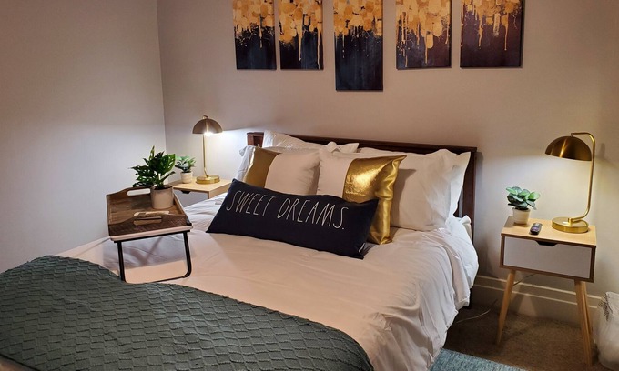 St. Charles Apartment | Vintage Pet Friendly Apt /5 blks to Fox River/ FREE WIFI, Parking, Laundry