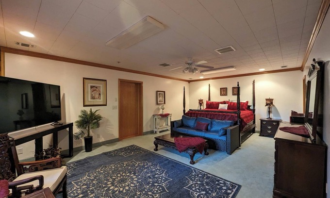 Hot Springs Cabin | Vintage Presidential Suite - Room 203
