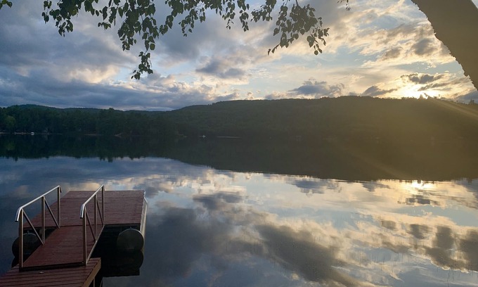 Livermore Cottage | Vintage Rustic Cottage on Brettun’s Pond, boat accessible, PET FRIENDLY!