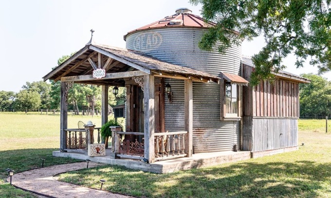 La Grange Cabin | Vintage Silo #3 | 8 Min. to Round Top | Sleeps 3
