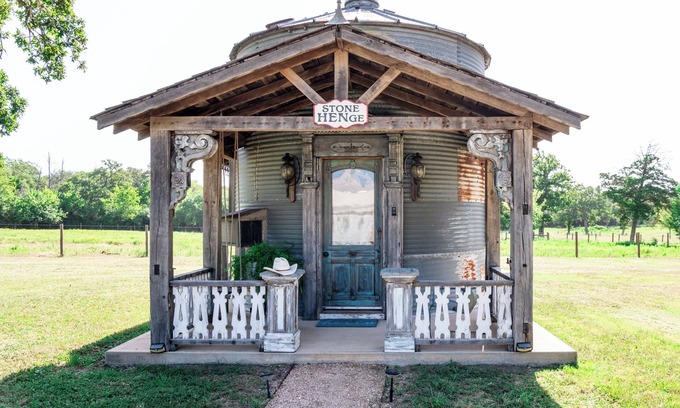 La Grange Cottage | Vintage Silo + Sleeps 2 + 8 Minutes to Round Top!