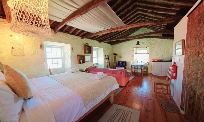 Horta Apartment | Vintage Studio in a Cottage 'Casa Anjos Cottage' with Sea View, Private Terrace and Wi-Fi
