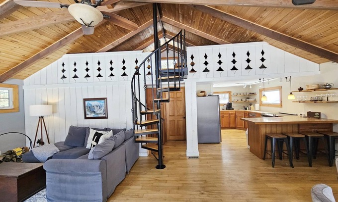 Moscow Ski Chalet | Vintage Vibes Haven in Stowe, Records & Firepit!