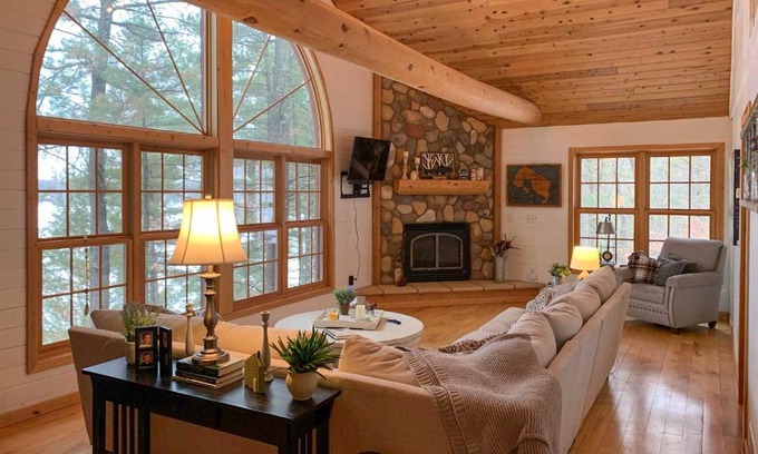 Webster House | Viola Lakefront Escape with 3 Kayaks and Paddle Board