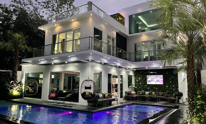 South Pattaya Villa | VIP Lotus Pool Villa Pattaya, Grand 8 bedroom Villa with Private Pool and Sauna