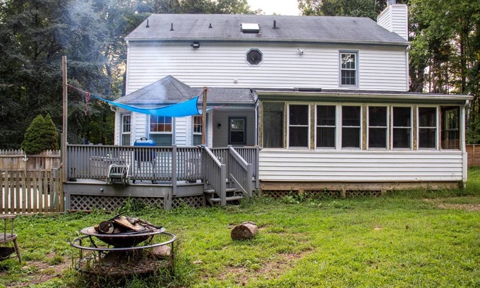 Chesterfield House | Virginia poolside Oasis: your Woodland Escape