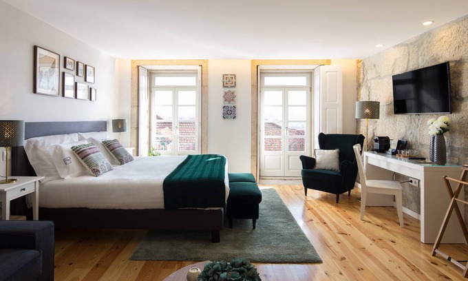 Uniao de Freguesias do Centro Apartment | Virtudes City Lofts - Suite with Balcony - View over the river