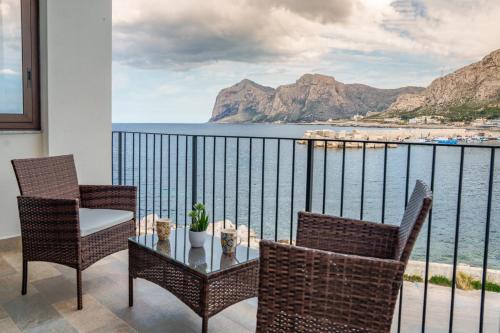 Isola delle Femmine Bed & Breakfast | Vista Mare Rooms