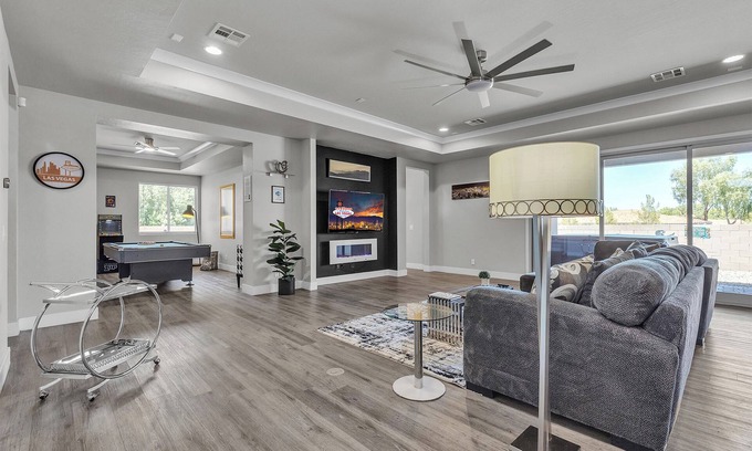 Las Vegas House | Viva Oasis: Modern Comfort Near the Strip