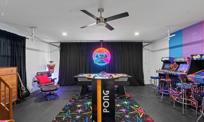 Catalina House | Vivid Vintage Retreat 3800 sq ft w/Garage Arcade