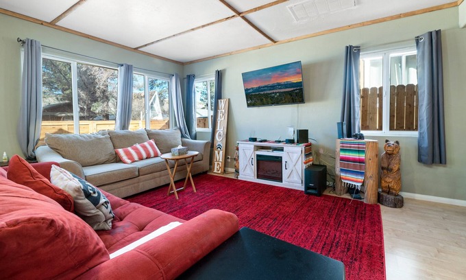 Big Bear City House | Vivienda de Osos - Walking distance to Snow Play and Oktoberfest!