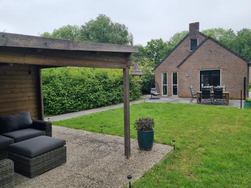 Ewijk House | Vrijstaande woning met grote zonnige tuin va augustus 2025 met jacuzzi
