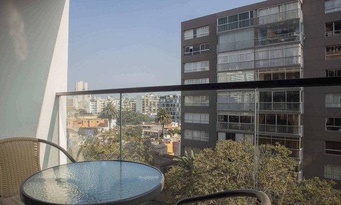 San Antonio Apartment | w Cozy 2BR w Balcony in Miraflores
