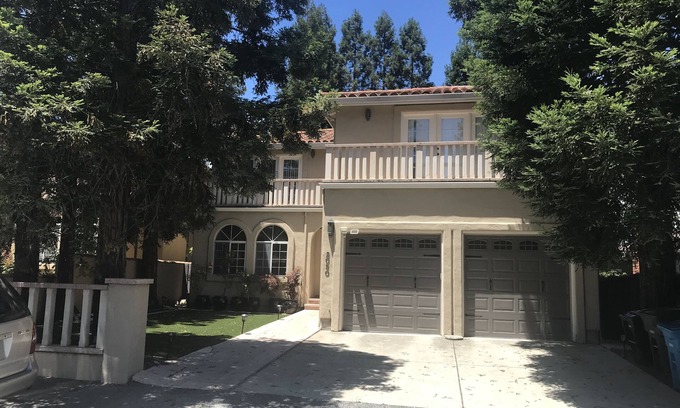 West Menlo Park House | W. Menlo Luxurious executive mansion over 4000sqft