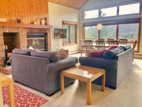 Bretton Woods Villa | W4 Comfortable and spacious Bretton Woods condo with ski slope views, fireplace and fast wifi!