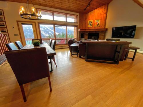Bretton Woods Villa | W5 AIR CONDITIONED Mount Washington Place townhouse with fireplace air hockey free and fast wifi
