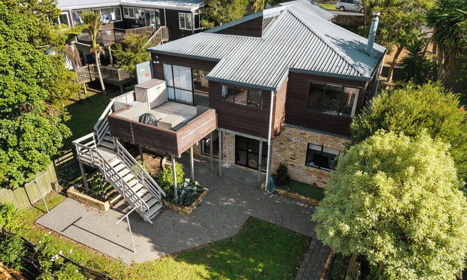 Torbay House | Waiake Family Retreat - Auckland Holiday Home