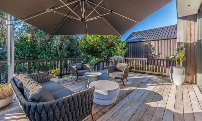 Onetangi House | Waiata Beach House - Onetangi - Waiata Beach House is a newly built luxury holiday home just a moments stroll from the golden sands and sparkling waters of Onetangi Beach. With three bedrooms and a luxury family bathroom, this is the perfect house fo
