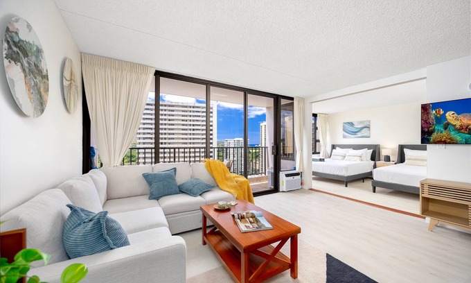 Waikiki Condo | Waikiki Banyan Nicely Remodeled, 5mins to the Beach + Free Parking