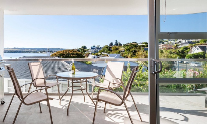 Waipahihi Cottage | Waimahana 11 - Taupo Holiday Apartment