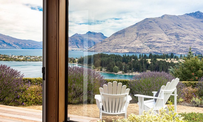 Queenstown House | Wakatipu Gem Lakehouse Charm, Hot Tub, Panorama Views, Short Walk to Town