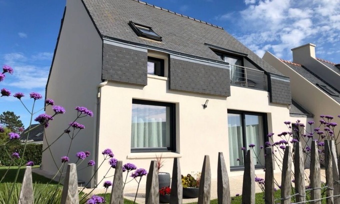 Plouescat House | Wake up sea view, in the heart of Porsguen, 3 bedrooms, fireplace, enclosed garden