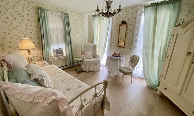 Spring Lake Bed & Breakfast | Walden on the Pond Hotel