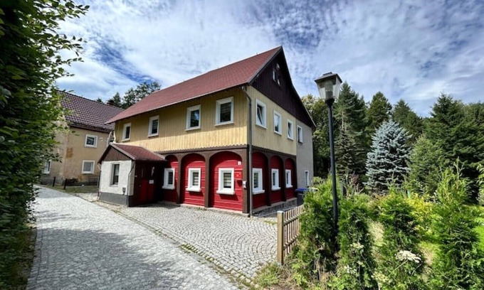 Oybin Apartment | Waldferienhaus Dunja mit Whirlpool, Sauna u Garten