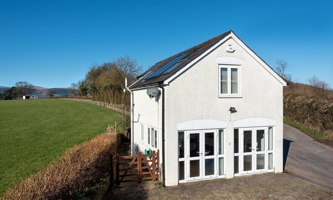 Llanfihangel Tal-y-llyn Cottage | Walk, cycle, explore or just watch views of the Brecon Beacons at Glanpant Bach