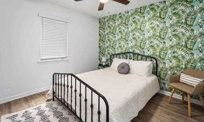 Forest Park Apartment | WALK everywhere- amazing apartment