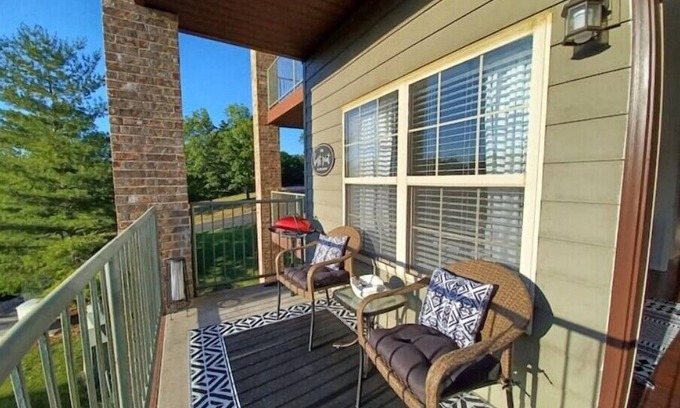 Branson West Condo | Walk-in 1 bedroom near pool with golf course view