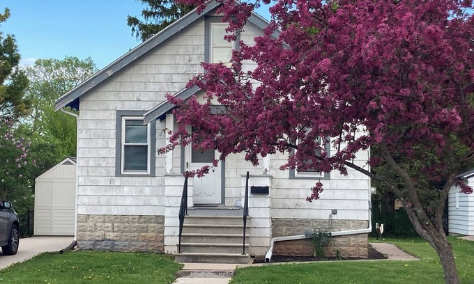 Oshkosh House | Walk to AirVenture from this Cozy Cottage!