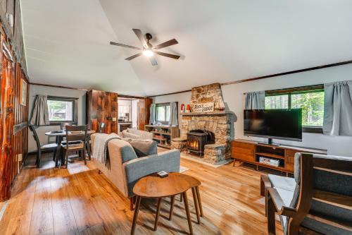 Boothbay Harbor House | Walk to Barretts Park Wooded Cabin with Grill!