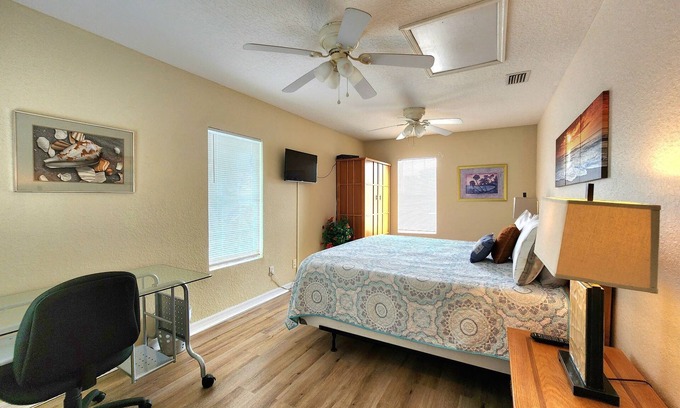 Historic Downtown Melbourne Condo | Walk to Bars, Shops & Restaurants.Beach is a short 5 min drive