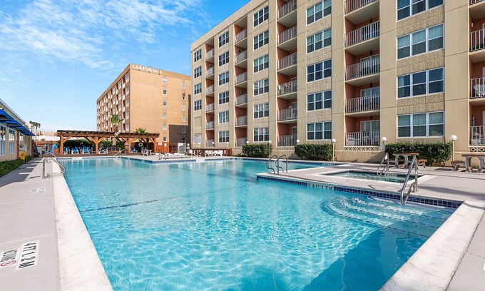 South Padre Island Condo | Walk to beach from this beautiful one bedroom condo that accommodates 6!