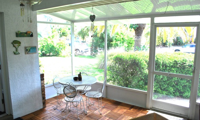 Venice Villa | Walk to Beach & Historic Downtown Venice - Rennovated 2 Bed, 2.5 Ba, off-st pkg