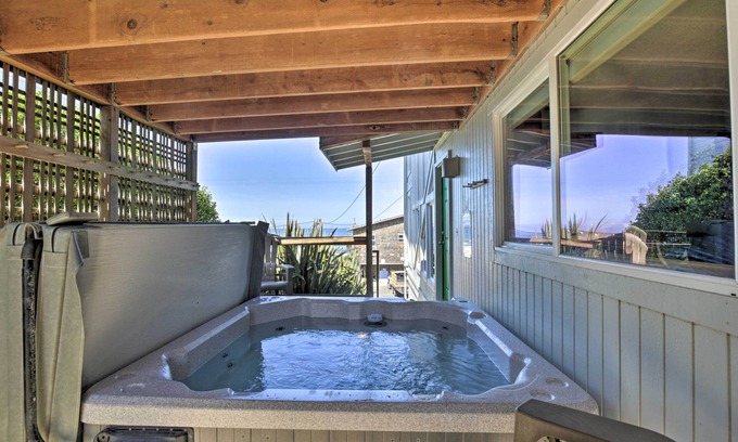 Roads End Cottage | Walk to Beach: Oregon Coast Escape w/Hot Tub!
