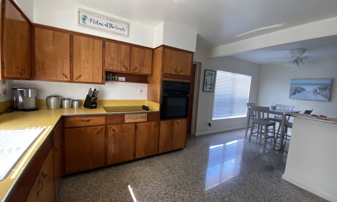 Largo House | Walk to Beach, restaurants and shops “The Estate”