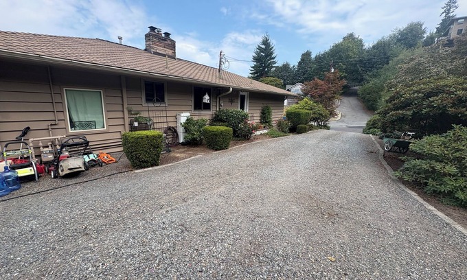 Mukilteo House | Walk to Beaches, Parks & Dining.n2BR Getaway with Fitness Room, AC & More