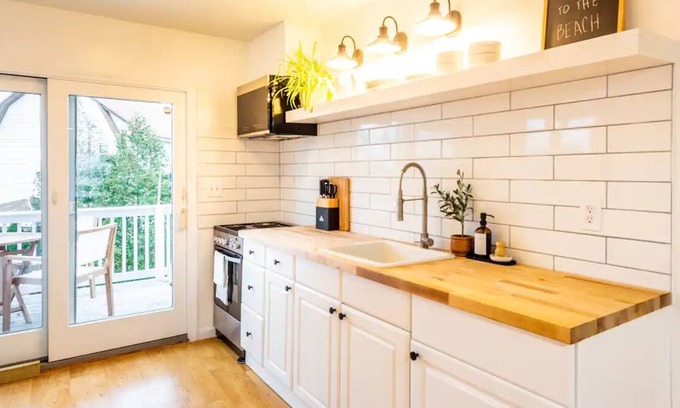 East Shore Apartment | Walk to Beaches - Perfect New Haven Guest Retreat!