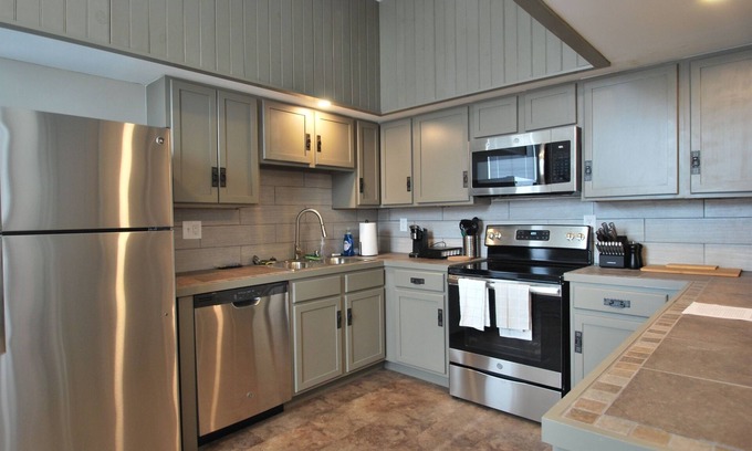 Covington Apartment | Walk to Bengals and Reds and downtown Cincy. Easy Drive to Ark, walk to eat.