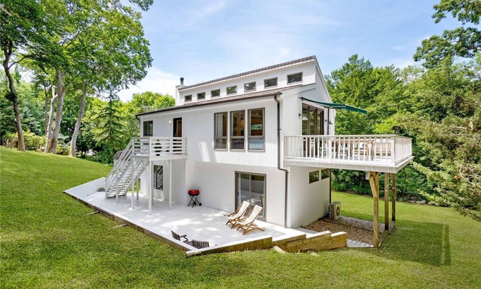Mattituck Cottage | Walk to Breakwater Beach in Heart of Wine Country