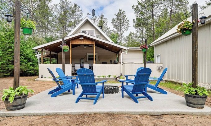 Friendship House | Walk to Castle Rock County Park: Rustic Cabin