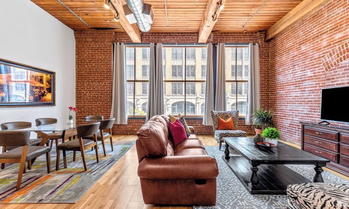 Downtown St. Louis Apartment | Walk to City Museum & Convention/Events-DWTN 2 Bed Loft