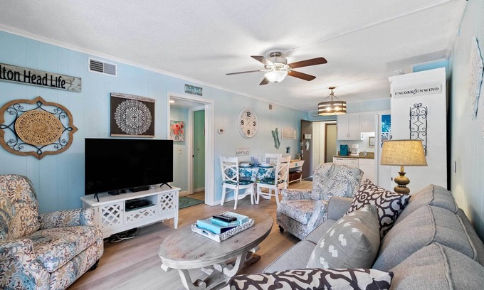 North Forest Beach Condo | Walk to Coligny Beach Park: Family-Friendly Villa