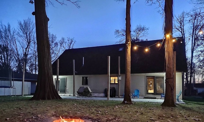 Lakeview House | Walk to Cranberries and Pew Island park/boat launch. Private backyard-firepit.